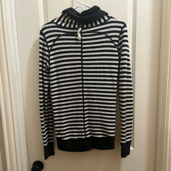 Lululemon "In A Cinch" Reversible Lightweight Cowl Neck Pullover Size 6 Gray - Picture 8 of 9